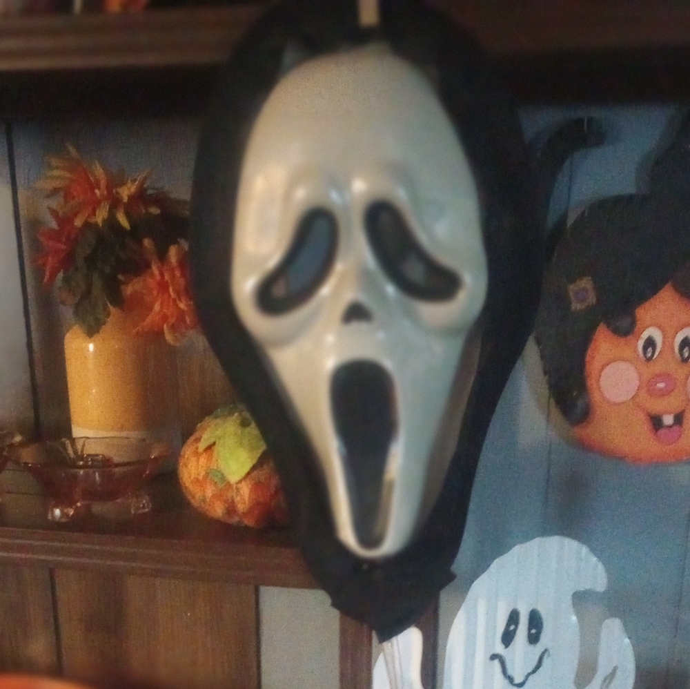 Spooky Halloween Scream Mask - Vintage